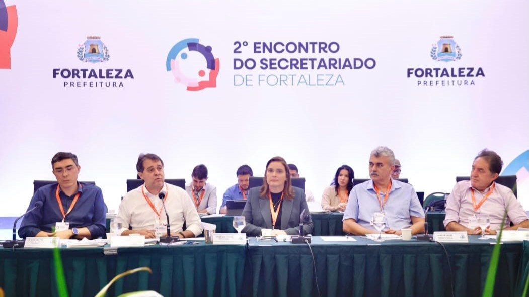 grupo de pessoas posa para a foto